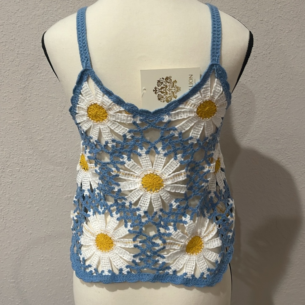 REBELLION Daisy Crochet Style Top SZ M Blue White and Yellow Floral Crop Top NWT - Picture 3 of 10